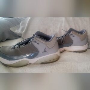 Jordan Max Auro 3 size 8.5
